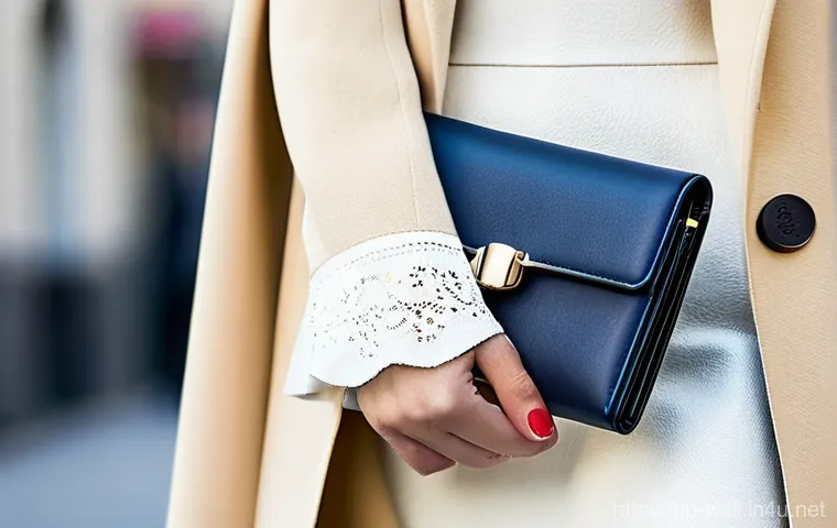 페라가모 간치니 미니 지갑과 플랩 지갑 비교 - **Prompt for a Ferragamo Gancini Mini Wallet:**
    "A sophisticated Japanese woman in her late 20s ...