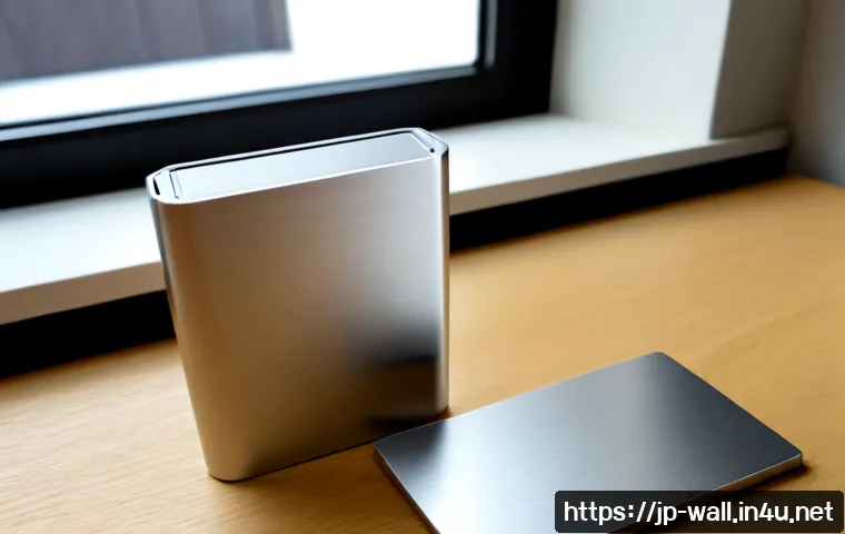 리모와의 메탈 카드홀더와 플라스틱 케이스 비교 - Photorealistic product comparison on a clean light oak desk: a sleek brushed aluminum card holder on...